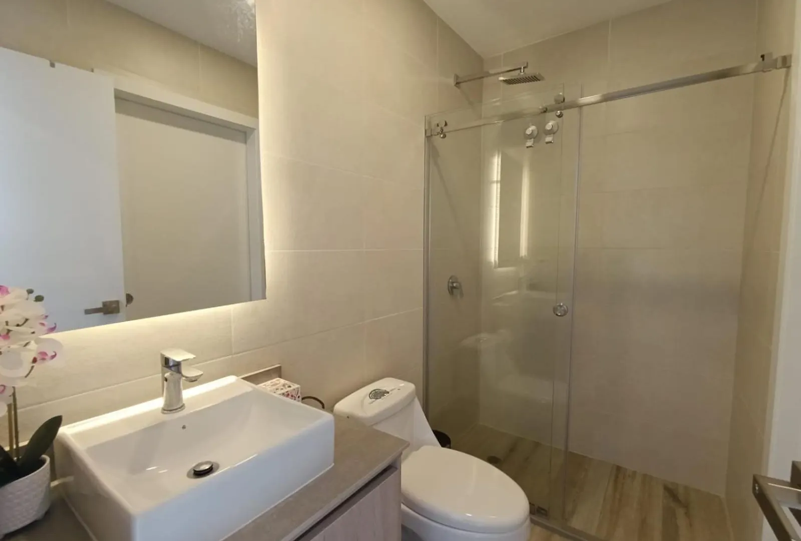 Suite De Lujo Edificio Torre Solari Quito Appartamento