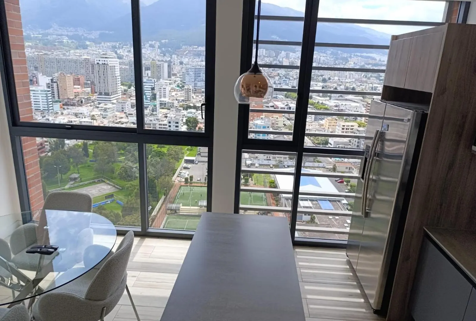 Suite De Lujo Edificio Torre Solari Quito Appartamento